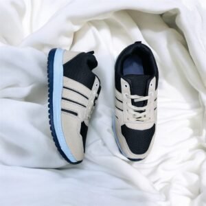 স্নিকার্স কালোর মধ্যে ক্রিম কালার